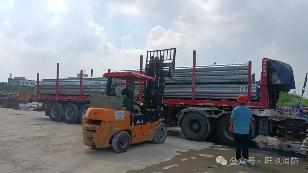 叉车卸货作业另一角度
