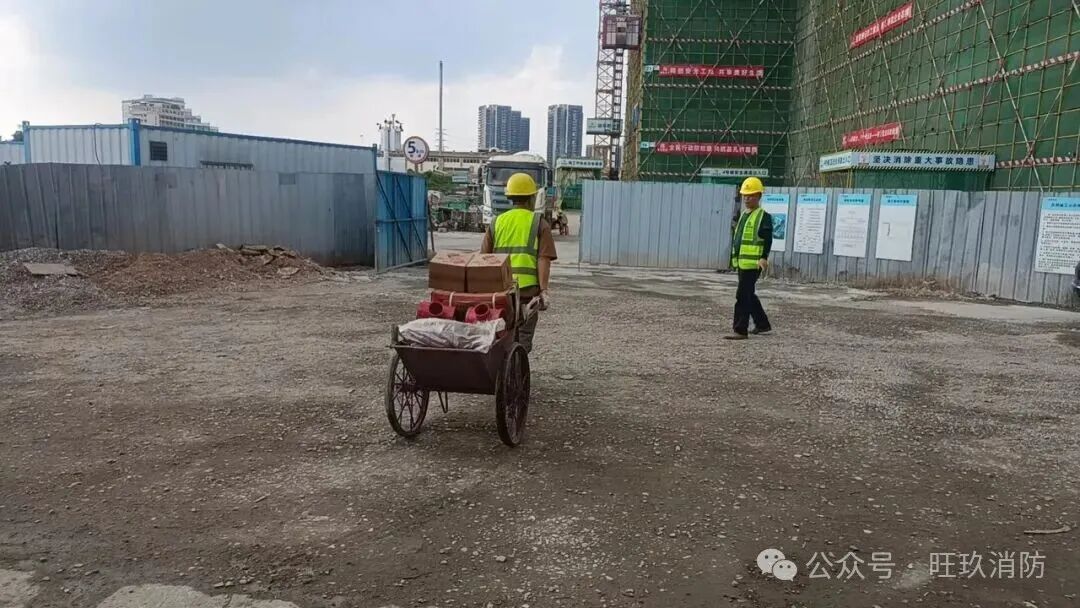 现场工人转运管件器材