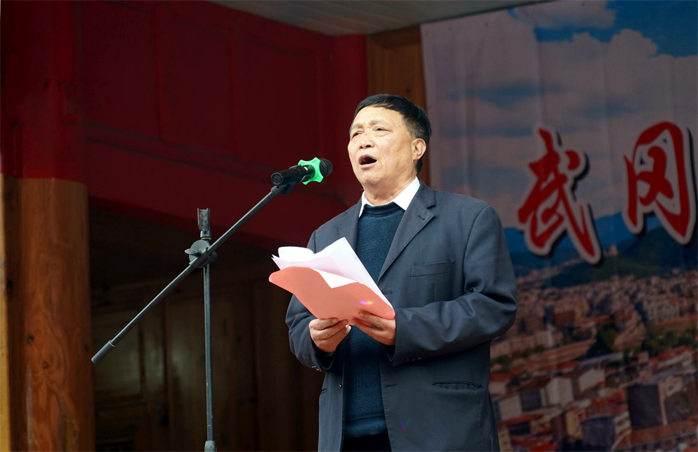 7 知青会副会长朱锦初宣布活动开始.png