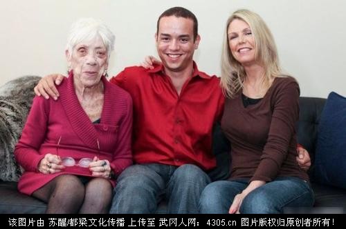 美国31岁男子携91岁女友与母亲合拍温馨照（慎入，后果自负）