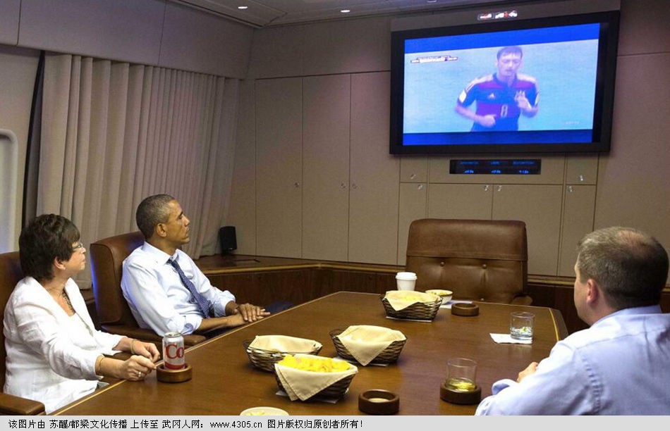 奥巴马在空军一号上看世界杯
