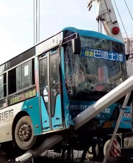 今晨6点邵阳发生两公交车相撞事故，2人死亡