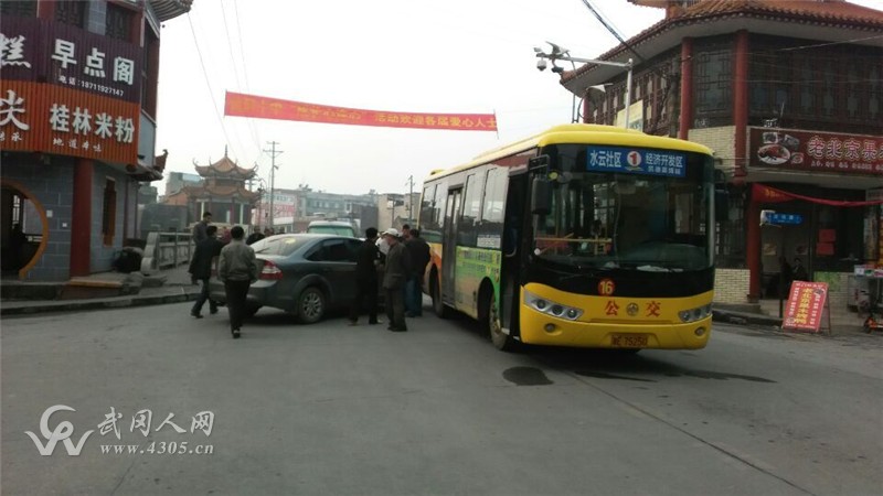 今早水南桥事件：一小车与公交猛烈相撞