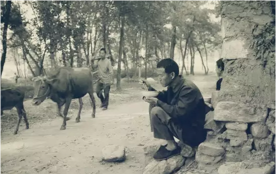 老照片：直击农村人吃饭的场景，告诉你为什么他们都习惯蹲着！