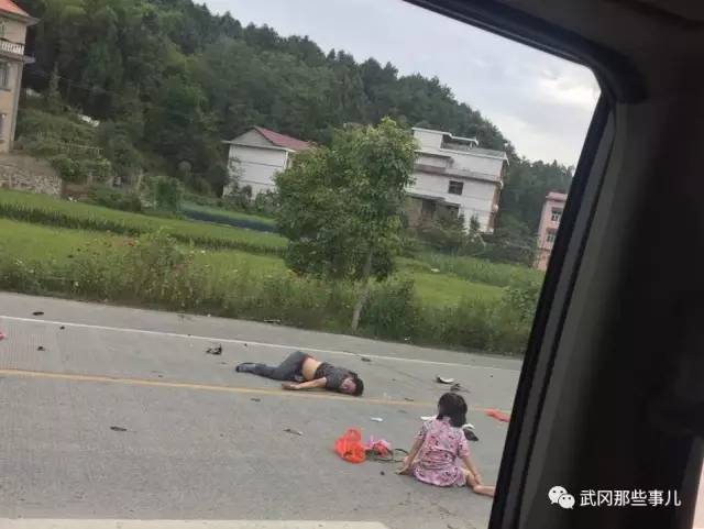 武冈一起车祸现场，小女孩坐在路中间哭的好伤心！