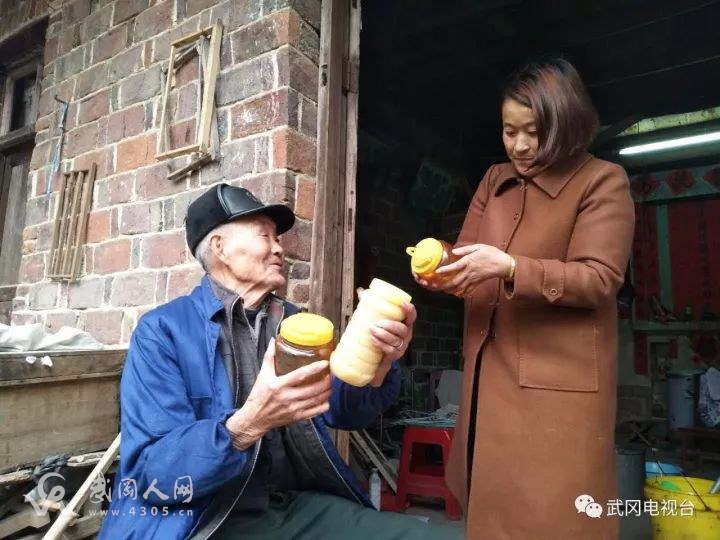 武冈荆竹87岁老爷爷自养蜂蜜，快来帮忙买一点！