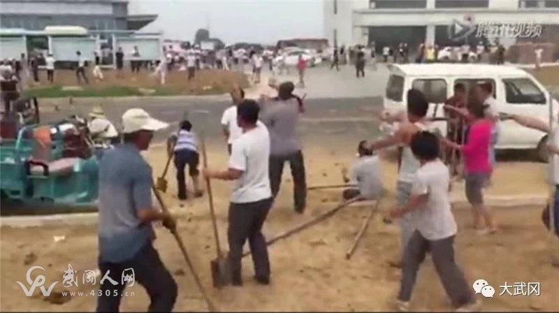 武冈村民用铲子攻击城管，违法建房暴力抗法被拘！