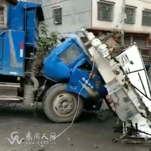 武冈一大货车司机接了个电话，把墙都撞塌了！
