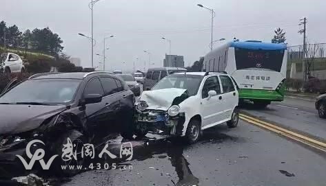 武冈春光大桥又发生一起车祸！