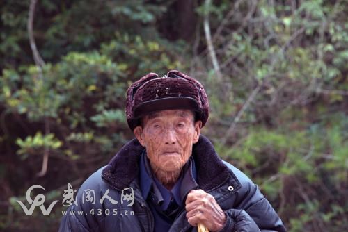 隆回75岁老人步行70公里，只为儿子儿媳送点吃的...