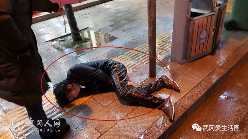 武冈一男子突然倒在了大街上，发生了什么？