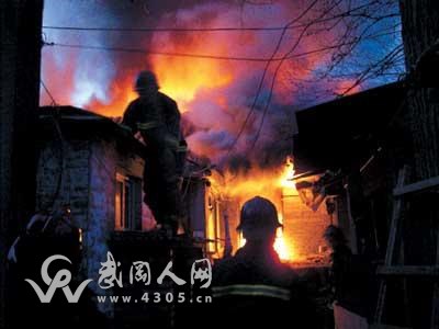 武冈一民宅发生大火，火势巨大，整层楼化为灰烬！