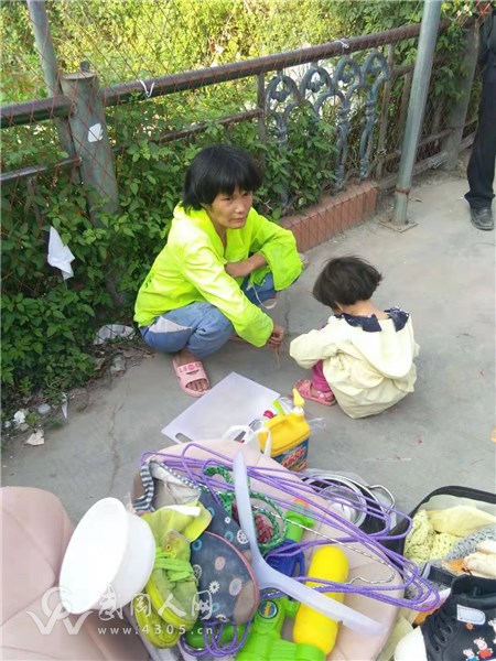 武冈一对母女流落街头，希望老乡们能够帮帮她