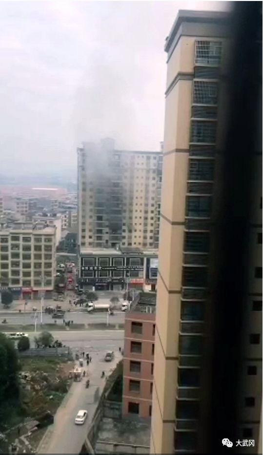 武冈高楼起火，近20层高楼被浓烟吞没！