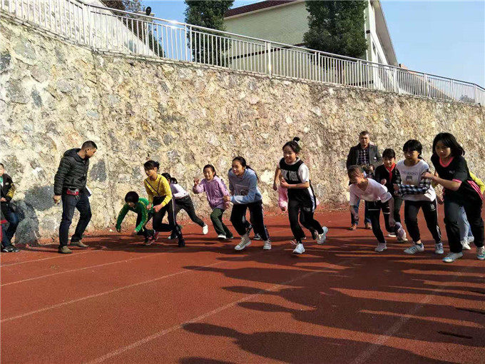 武冈邓元泰镇中心学校举行2019年冬季田径运动会