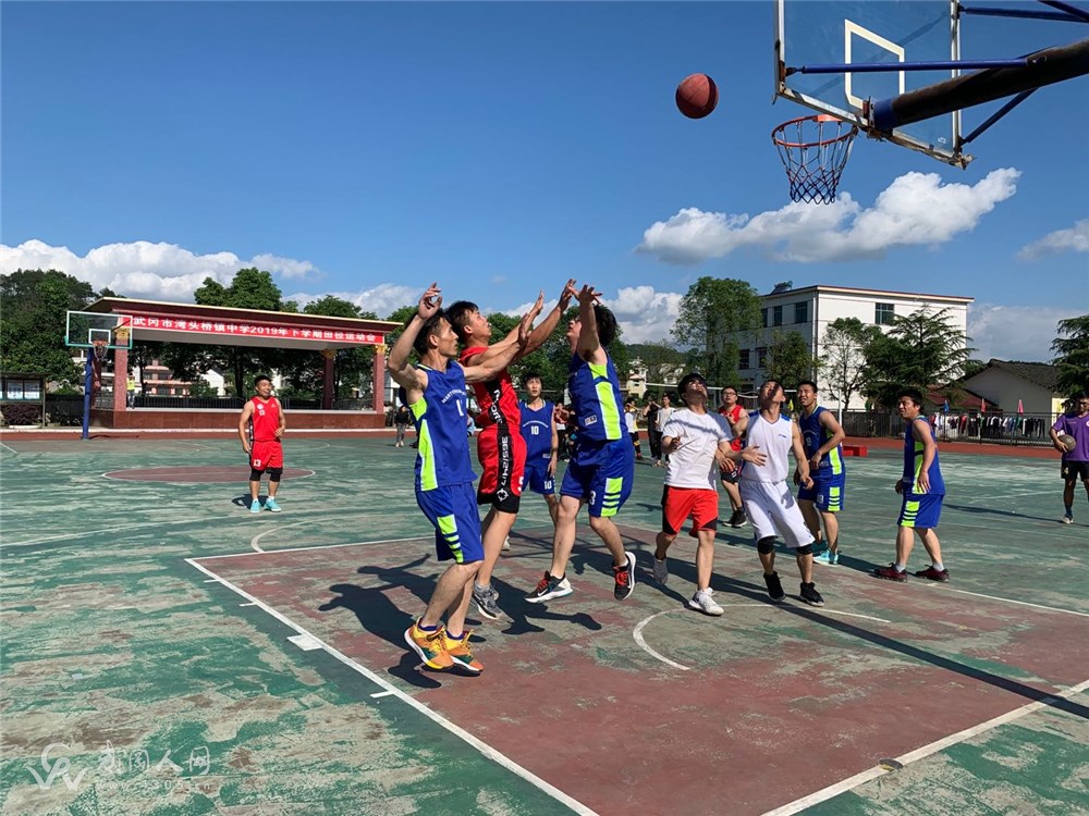 两校教职工篮球友谊赛在湾头桥镇中学举行