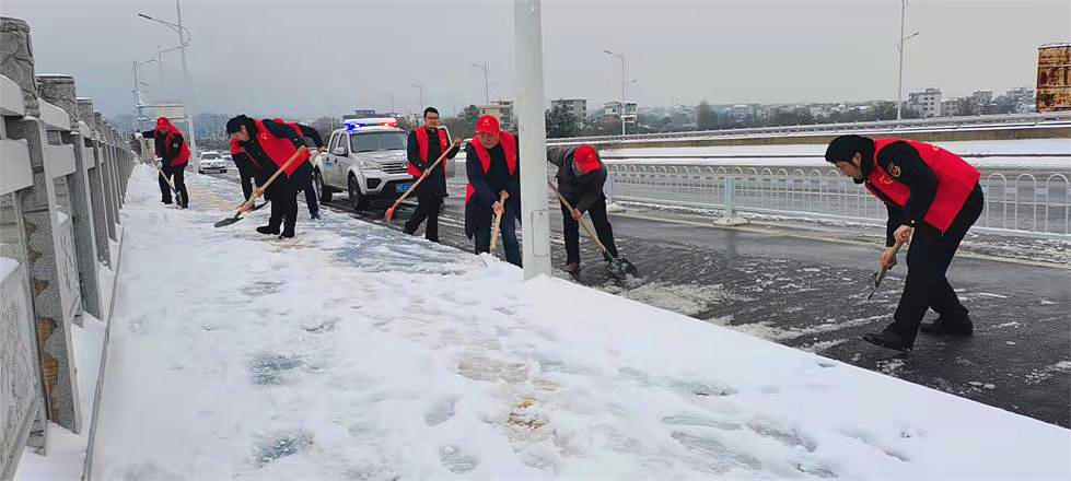 “雪中见文明”武冈辕门口办事处开展“铲冰除雪保畅通”志愿服务活动