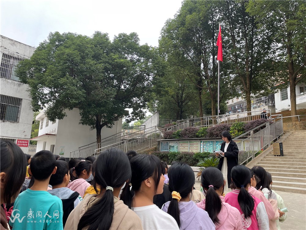 朱溪中学举行升旗仪式