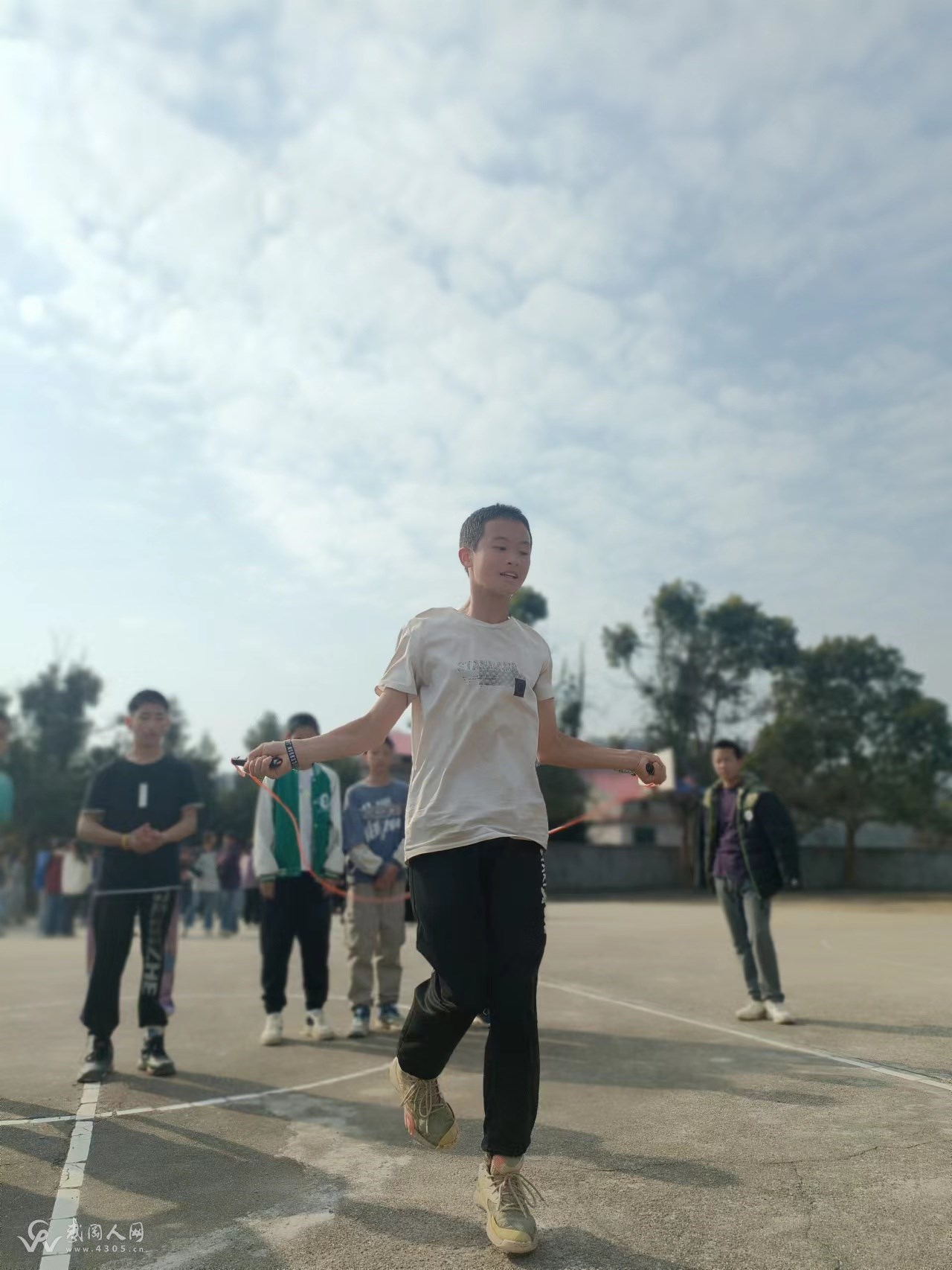 冬日暖阳，“绳”彩飞扬——武冈市荆竹铺镇朱溪中学举行跳绳比赛活动