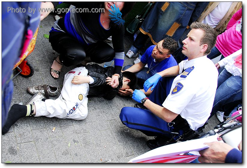 【轉】一个中国孩子倒在荷兰街头。。。（现场实拍）