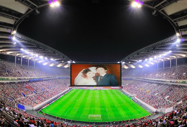 武冈夫妇荣登南非世界杯决赛现场超大电子屏