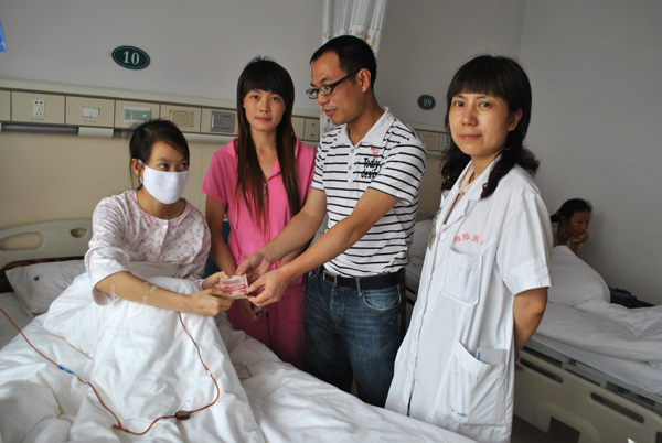 7月9日在长沙湘雅医院看望刘芳群