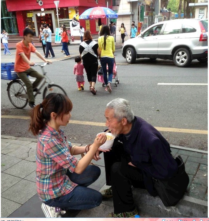 央视网——深圳90后女孩当街给残疾乞丐喂饭