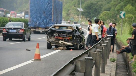 广东长深高速大巴被撞翻车 至少9死21伤(组图