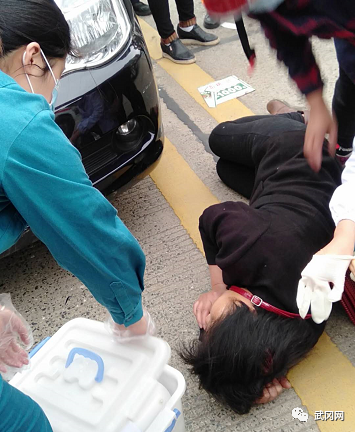 武冈武强北路晟铭雅居旁发生一起交通事故，一妇女头部被撞出血倒在地上