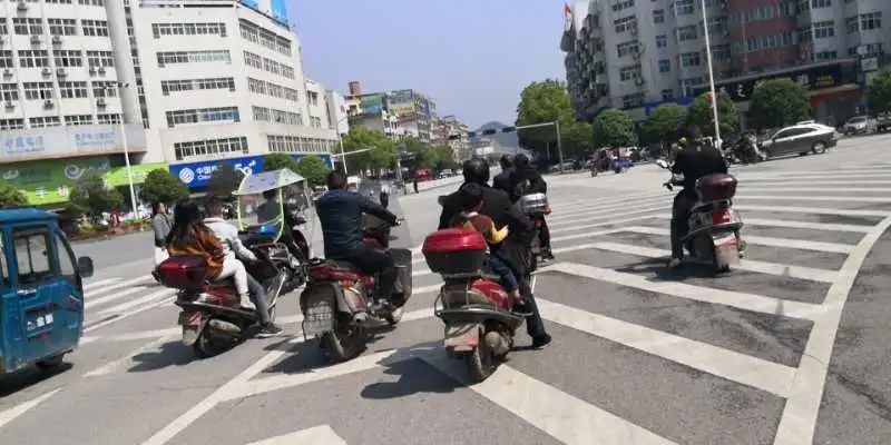 武冈街头拍到的一幕！电动车上牌引发的这些...