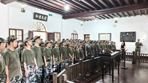 武冈二中1430名新生，走进中山堂上开学第一课