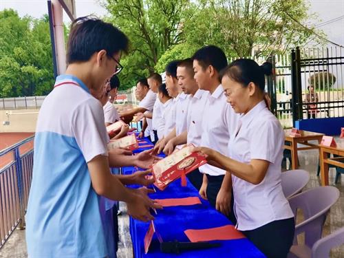 武冈二中发奖学金！这35名学子获奖→