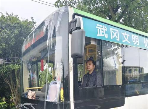急！今日武冈6路公交车上遗落一钱包：装有1296元现金 重要证件......
