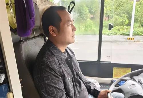 急！今日武冈6路公交车上遗落一钱包：装有1296元现金 重要证件......