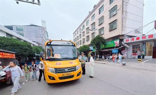 邓家铺镇开展校园周边环境专项整治行动
