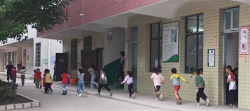 居安思危防患未“燃” 武冈湾头桥镇南桥九年制学校开展消防应急疏散演练