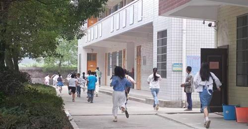 居安思危防患未“燃” 武冈湾头桥镇南桥九年制学校开展消防应急疏散演练
