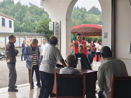 武冈司马冲镇五星村：中秋敬老传德孝党群同心树新风