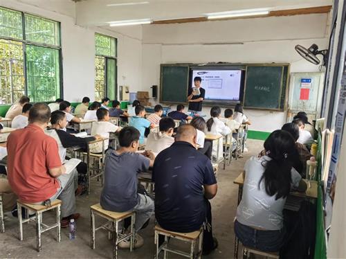 视导把脉促提质 深耕课堂助成长——武冈市教科所领导莅临南桥九年制学校指导教育教学工作