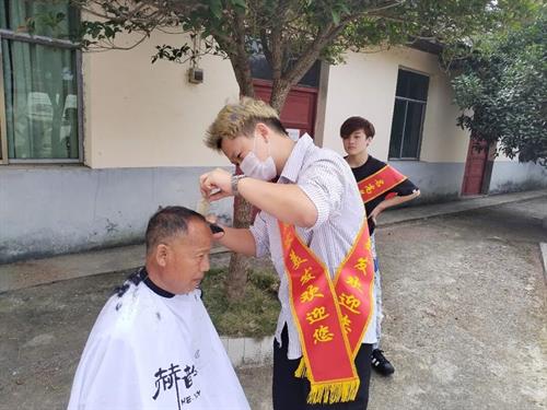 武冈情暖中秋 与爱同行 万全村25位老人笑开颜