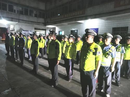 武冈交警夜查酒醉驾 护航“双节”平安路