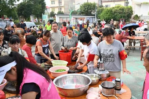 武冈塘田村：包“团圆包”庆中秋敬老爱老情意浓