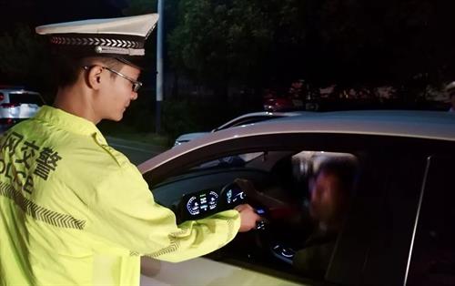 一晚查获6起酒驾！武冈交警夜查行动将持续至......