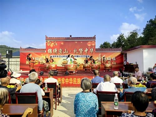 武冈庆华诞颂党恩峦山村迎国庆文艺汇演点亮乡村舞台
