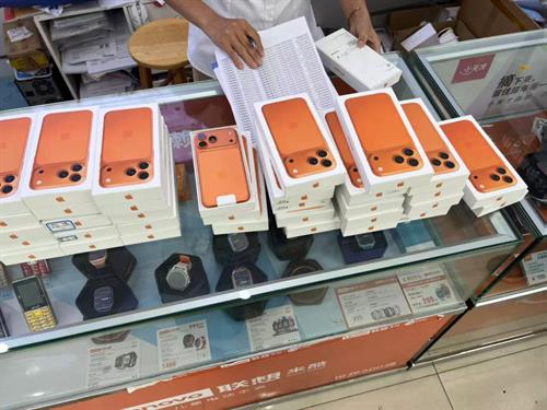 武冈警方拦下一起邮寄手机诈骗：50万、46部手机没寄出去
