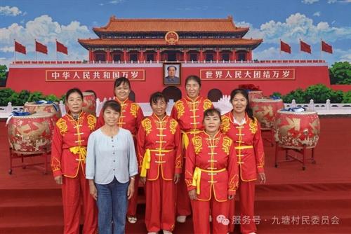 武冈九塘村天安门墙绘揭幕，老人家门口和"天安门"合影