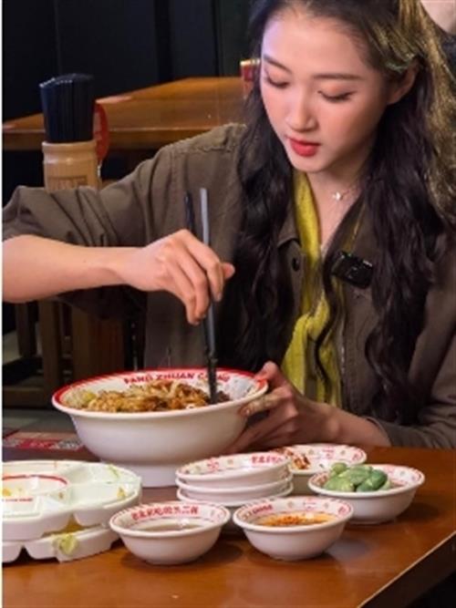一碗方砖厂炸酱面，让关晓彤想起家里的味道