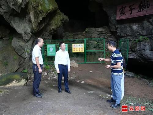 龚红果到武冈暗访督导溶洞天坑山谷污染问题排查整治工作