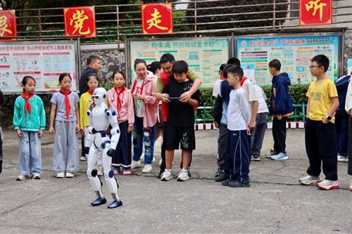 科技感拉满！武冈乡村小学零距离体验机器人