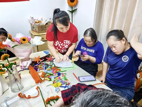 武冈这个公益组织走进残疾人托养中心